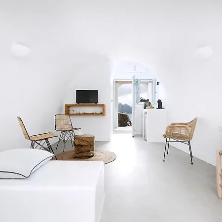 Caldera Bliss Cave Oia, Santorini Private Terrace Outdoor Hot Tub Breathtaking Caldera Views Traditional Cave-style Luxury Intimate, Villa