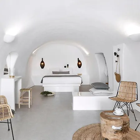 Caldera Bliss Cave Oia, Santorini Private Terrace Outdoor Hot Tub Breathtaking Caldera Views Traditional Cave-style Luxury Intimate, Oia (Santorini)